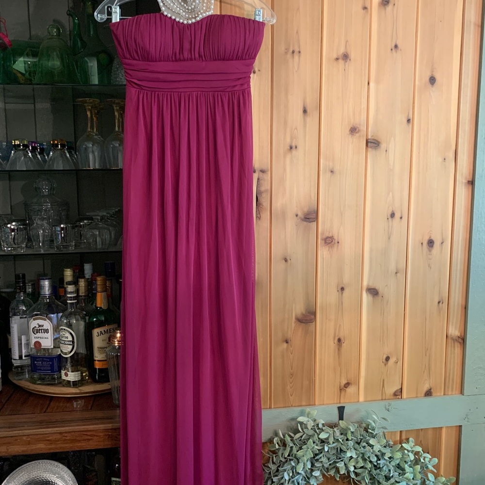 Strapless dress with pearl collar